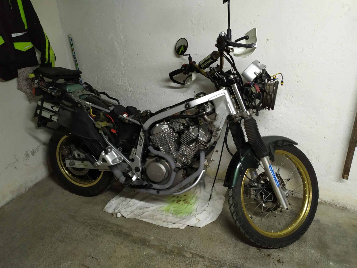 La preparación para desmontar el motor antiguo