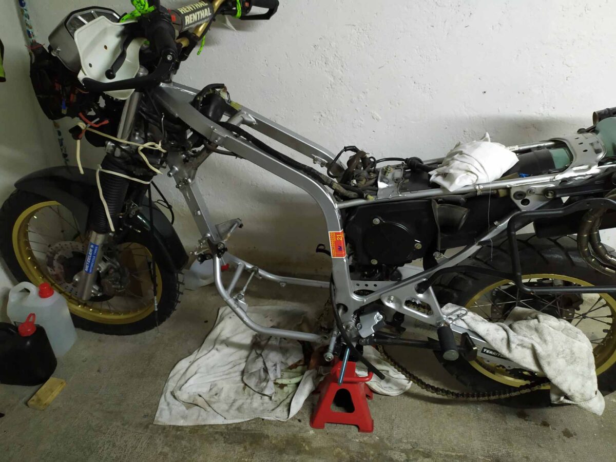 El motor está en el suelo