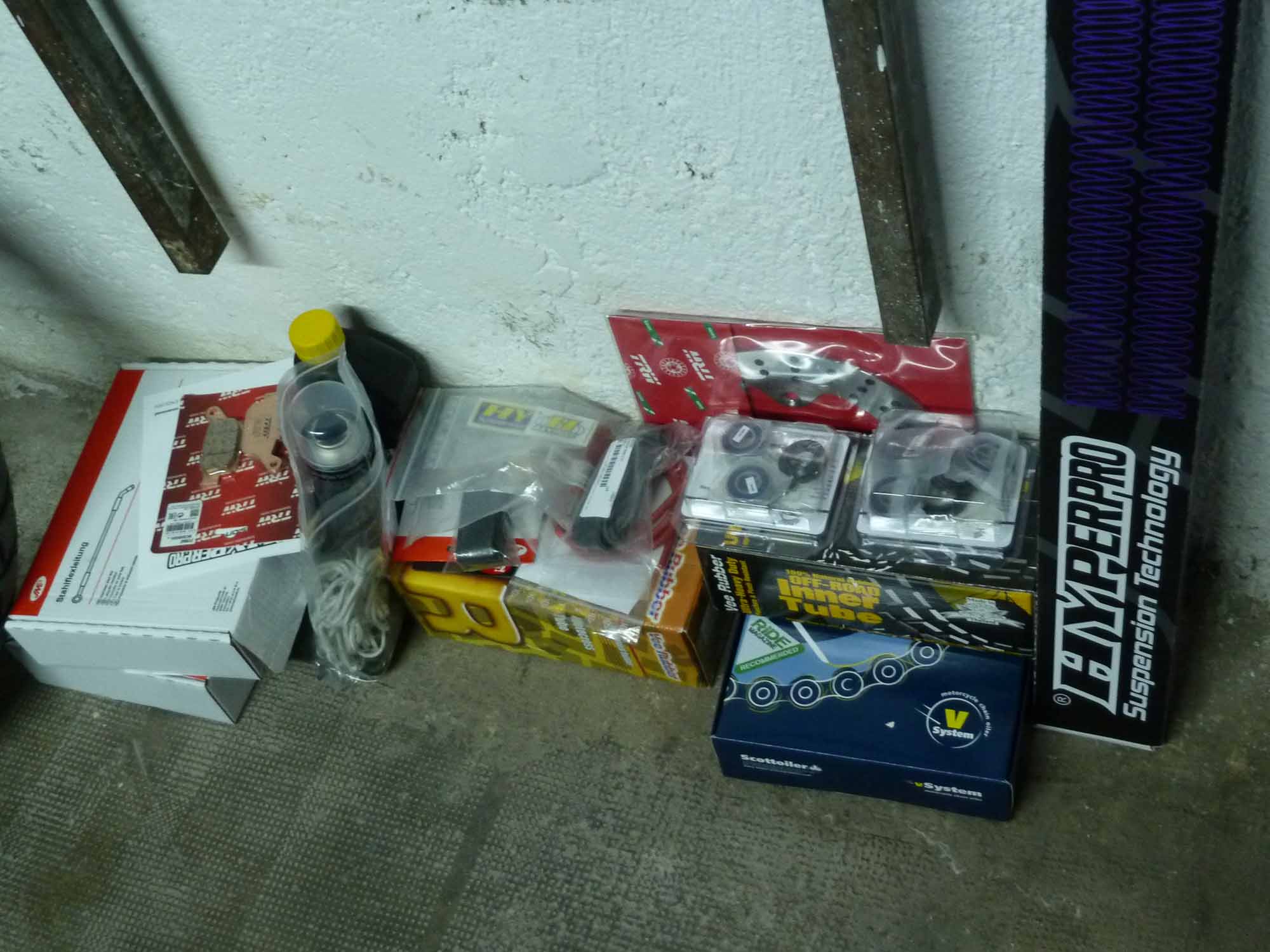 no hay árbol de navidad pero muchos regalos esperan a la moto