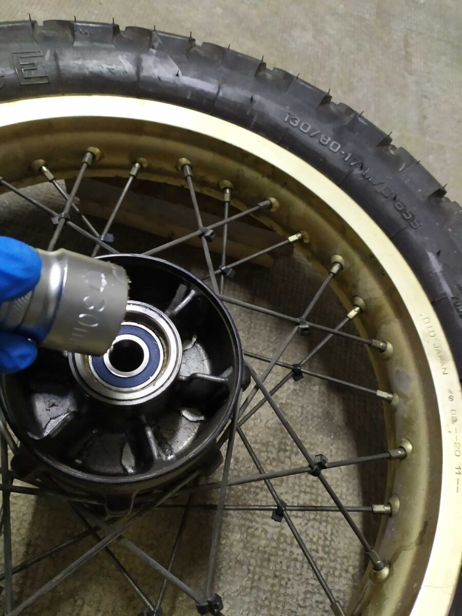 colocación del nuevo con la ayuda de una llave de vaso