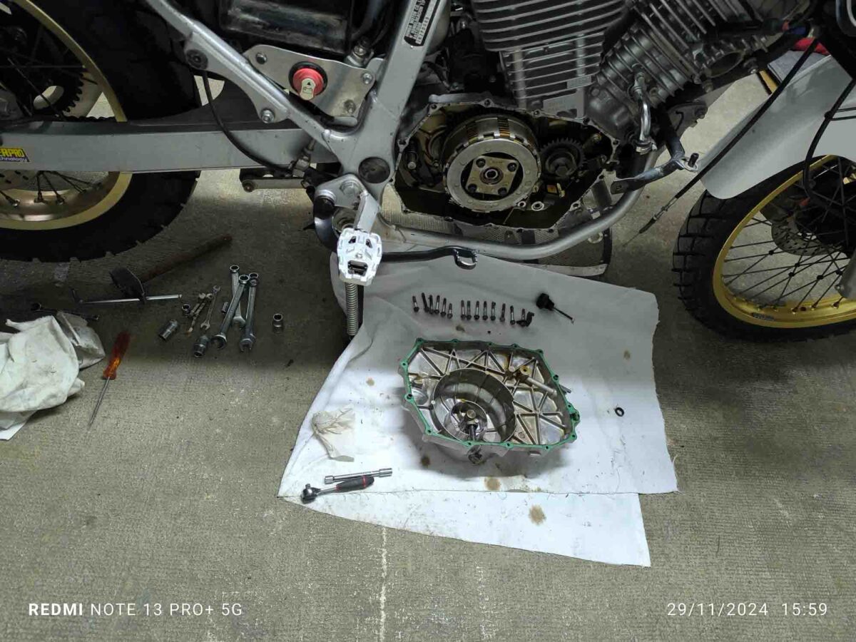 Comprobación del embrague y cambio del retenedor del pedal de embrague