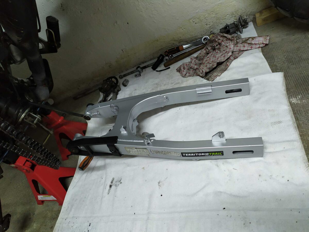 Aprovecho para rehacer el brazo oscilante y cambiar las guías de rozamiento de la cadena