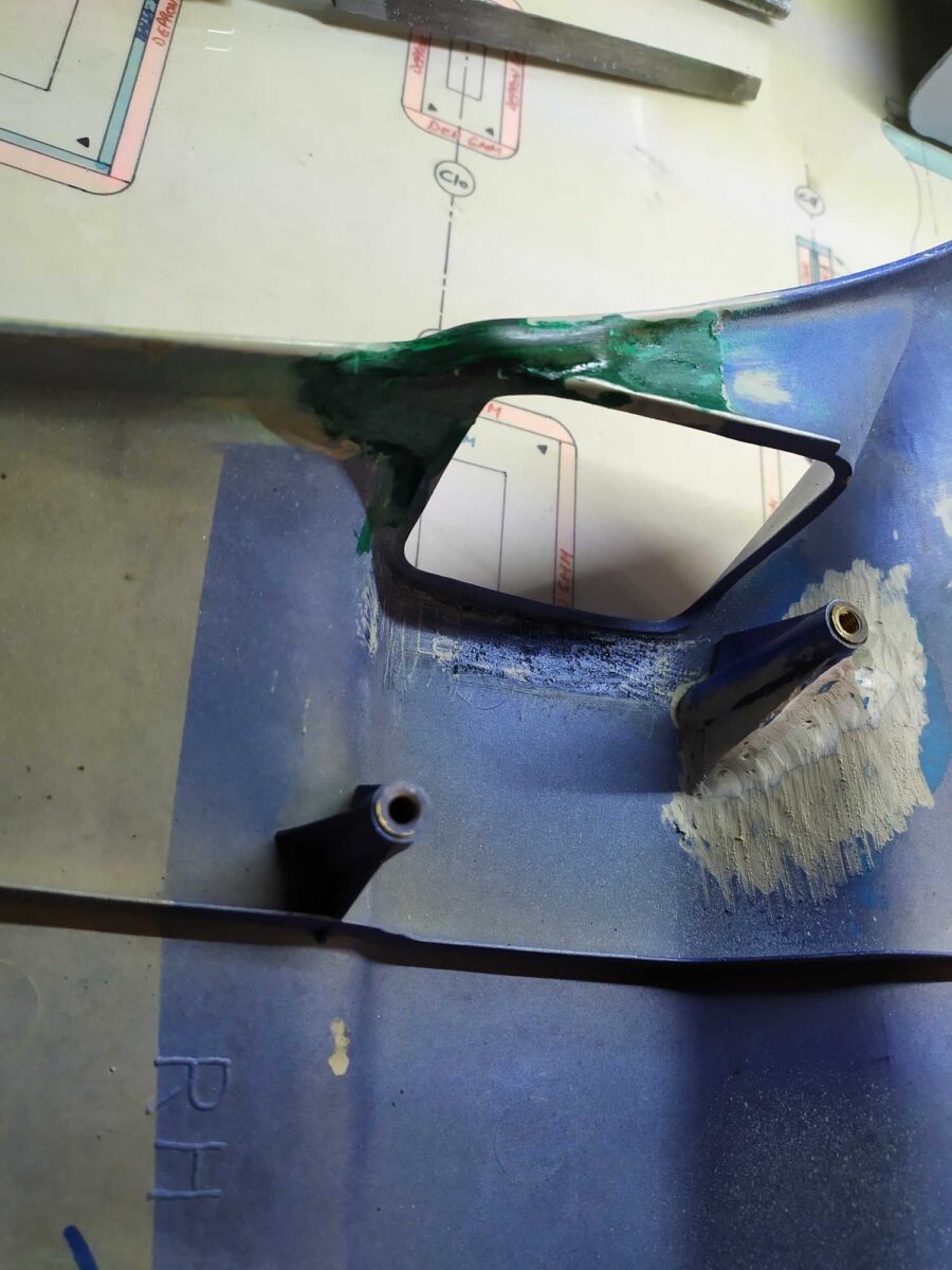 fijación del carenado sobre el depósito