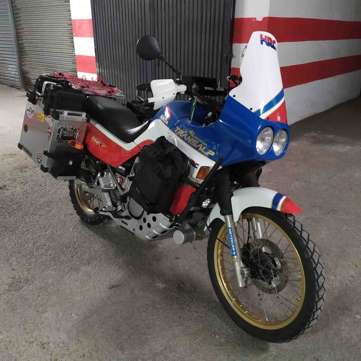 la moto está lista para nuevas aventuras a todo color