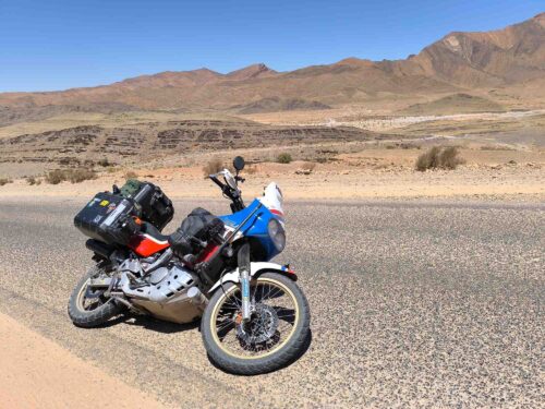 moto tumbada tras una parada mal anticipada. Afortunadamente, el maletín y la bolsa lateral evitan que la moto se tumbe por completo, lo que facilita su levantamiento.