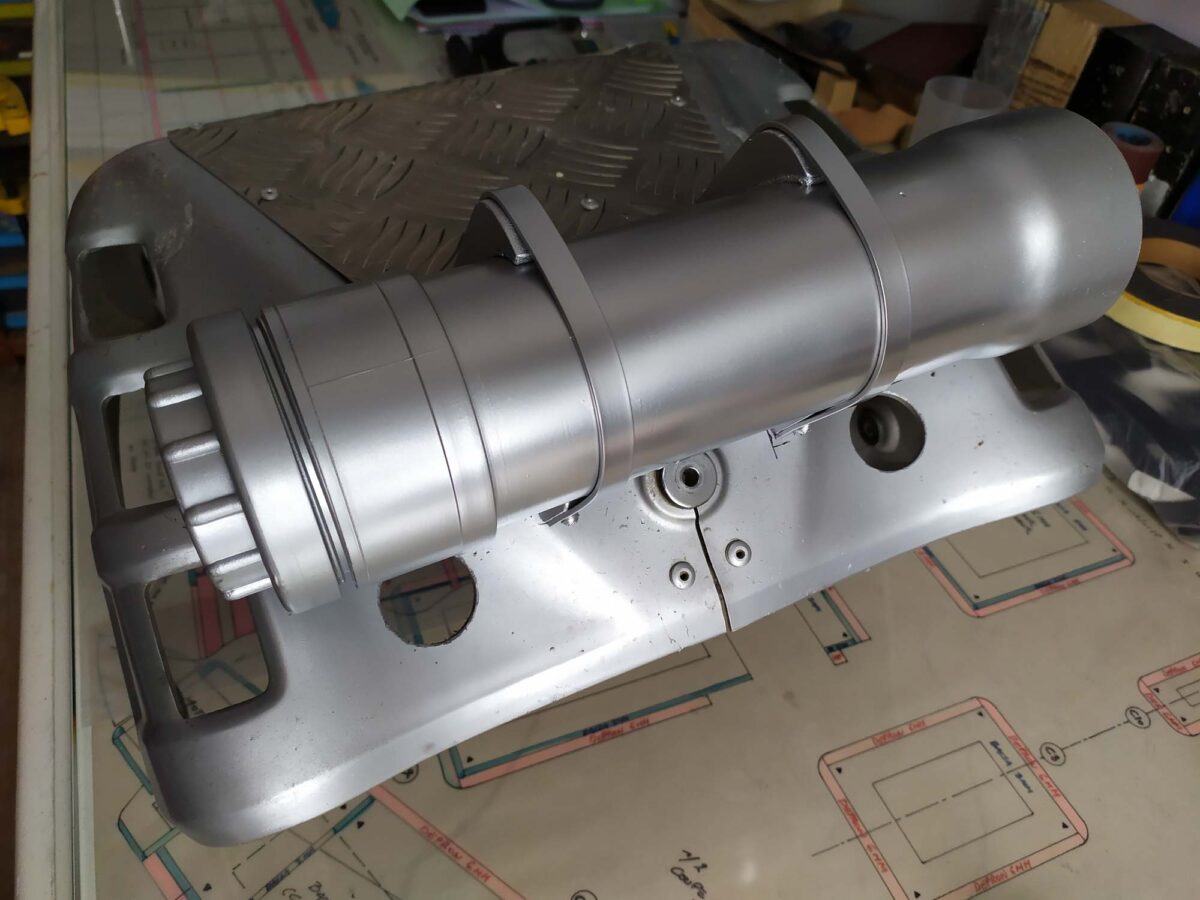 caja de almacenamiento fijada al protector inferior